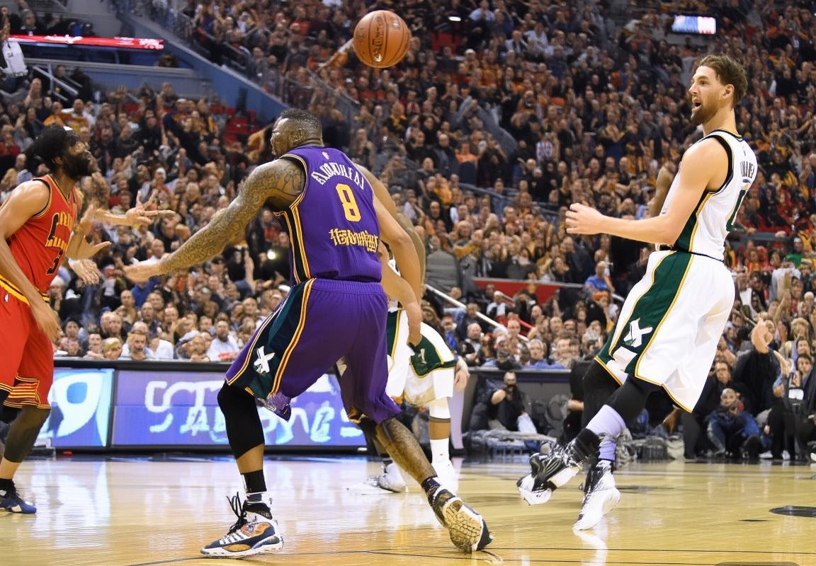 2017NBA焦点战：骑士险胜爵士巅峰对决纪实